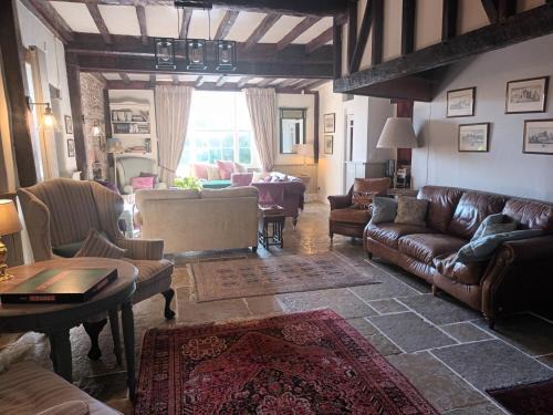 Clyro House | Top-Rated Baskerville House: Pet Friendly with Hot Tub