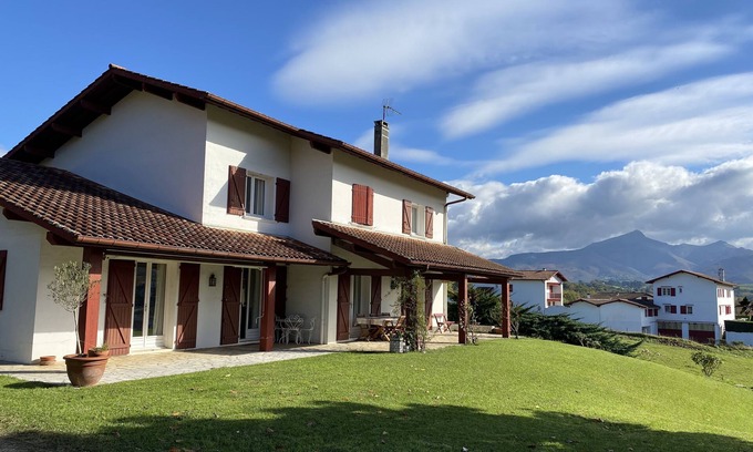 Behobie House | Spacious Basque House for 14 Near Saint Jean de Luz