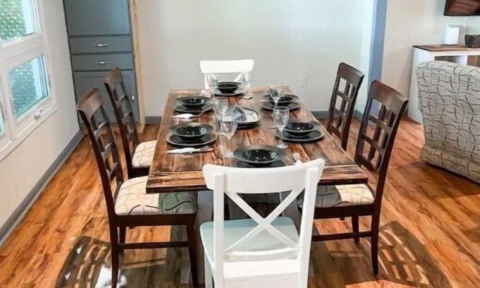 Adolphustown House | Unforgettable Stay at Bass Cove Beach Club - Family Friendly