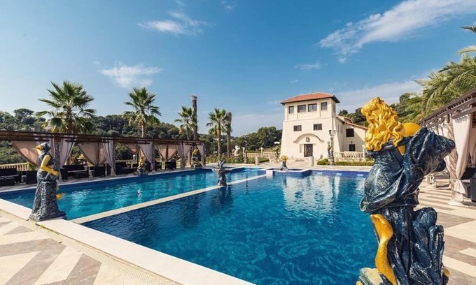 Antibes Villa | Elegant Bastide Luxe: A 4-Star Retreat with Pool & Kitchen