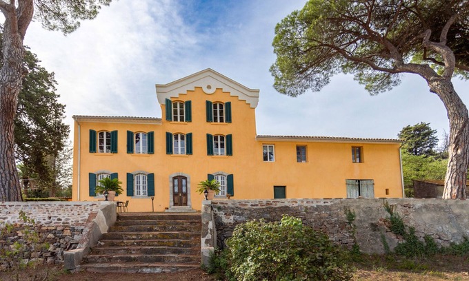 Le Pradet House | Cozy Bastide Provencale Near the Beach with Ocean Views
