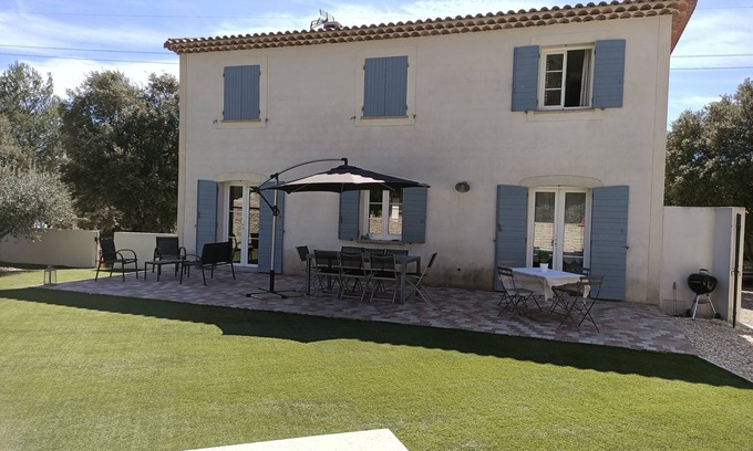 Pelissanne House | Relax at Bastide Provençale: Pool, Garden & 10/10 Rating