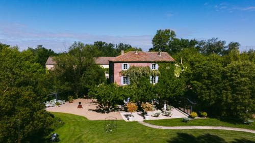 Le Thor Hotel | Experience Bastide Rose: Pet-Friendly Retreat with Ocean Views