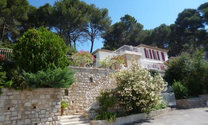 Les Platrieres Villa | Breathtaking Bastide with Oceanfront Views and Pool