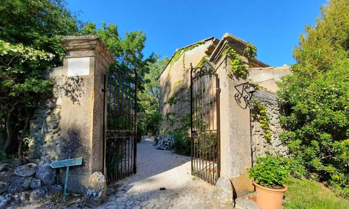 Est House | Bastide XVIII in a park with century-old trees and swimming pool