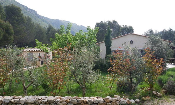 Cuges-les-Pins House | Independent Bastidon: Romantic Oasis with Pool & Kitchen