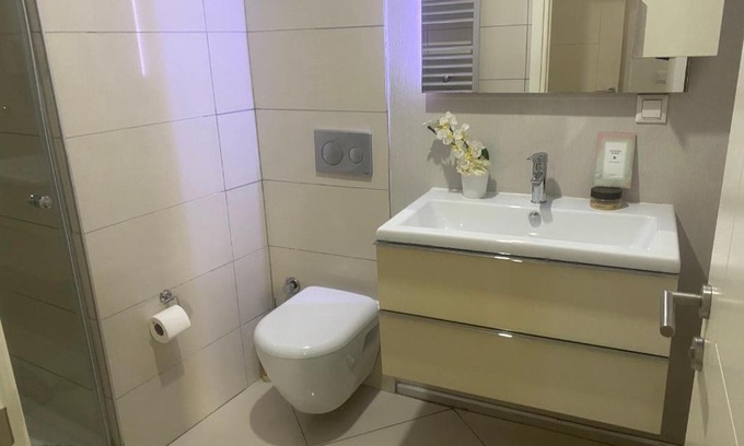 Bagcilar Apartment | Family-Friendly Batışahir with Pool & Breakfast Included