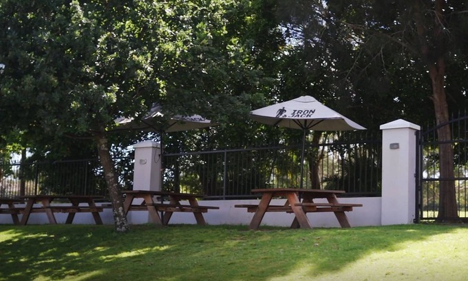 Bateau Bay Hotel | Discover Bateau Bay Hotel: Family-Friendly Dining & Comfort