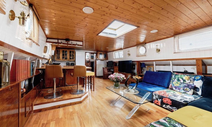 Asnieres-sur-Seine Boat Rental | Elegant Houseboat with Terrace and Ocean View in Paris