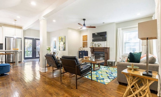 South Hyde Park Apartment | Elegant 4BR Gem: Family-Friendly Near Plaza & Art Museum