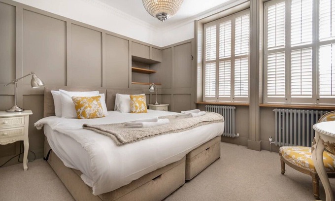 Bath City Centre House | Bath Townhouse 8: Guest Rated 10/10 with Pool & Spa