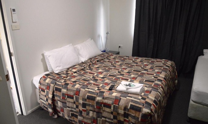 Mount Panorama House | Relax in Bathurst Goldfields: 4 Ensuite Cabin Retreat