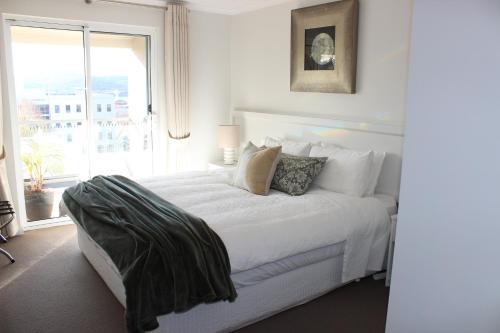 Battery Point Apartment | Elegant Battery Point Apartment: Rated 9.4/10 for Comfort