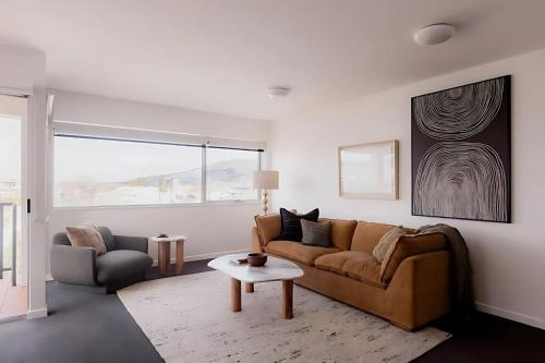Battery Point Apartment | Battery Point apartment with river views