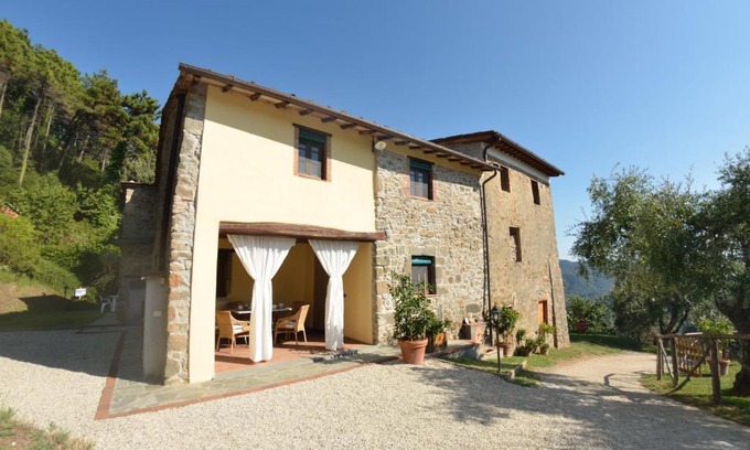 Pescaglia House | Pet-Friendly Retreat at Batticapo di Ilaria with Pool