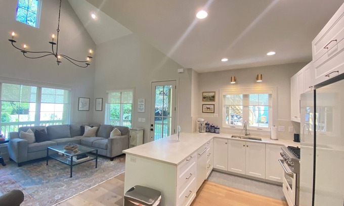 Franklin House | Battlefield Bungalow: Steps to Pickleball & Downtown Fun!