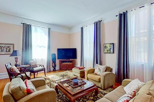 Wilmington Historic District Apartment | Pet-Friendly Battleship View with 9/10 Guest Rating