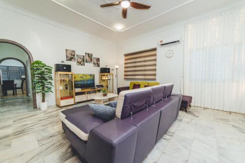 Batu Pahat Villa | Batu Pahat Sri Jaya Villa 4BR 18pax w Pool table by Our Stay