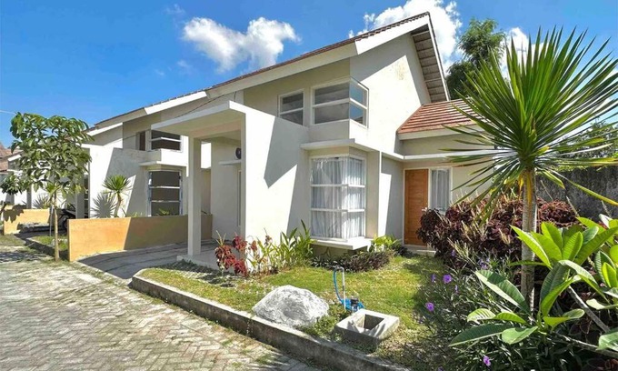 Praya House | Discover Batujai House: Family & Pet-Friendly Retreat