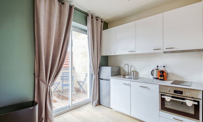 Saint Seurin - Fondaudege Apartment | Elegant Baudelaire Apartment: Pet-Friendly with Spa & Kitchen