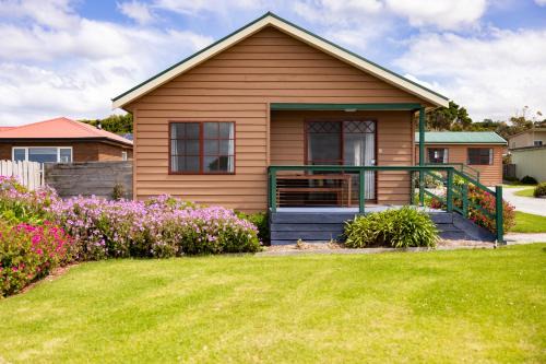 Naracoopa Hotel | Oceanfront Baudins Accommodation with Breakfast & Fireplace
