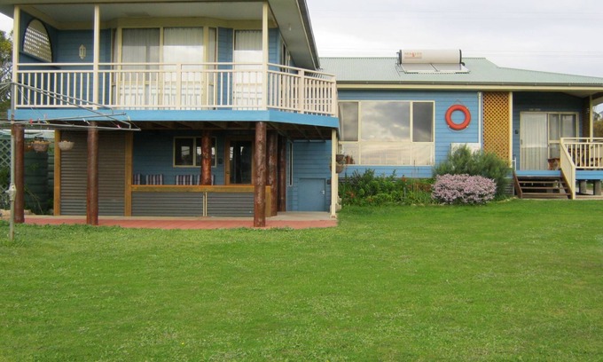 Baudin Beach House | Cozy Baudins View Holiday House with Oceanfront Amenities