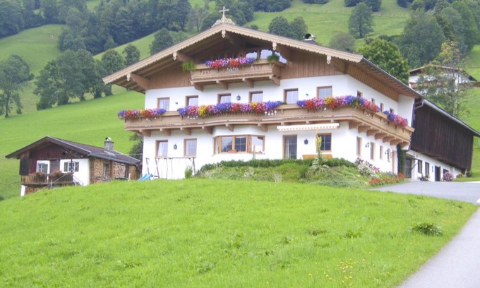 Moosen House | Guest Favorite: Bauernhof Hundbichl with Hot Tub & Pets Welcome