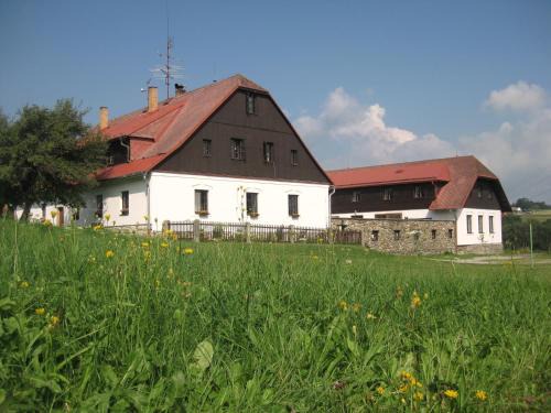 Masakova Lhota House | Explore Baurů Dvůr: Family-Friendly Stay with Breakfast