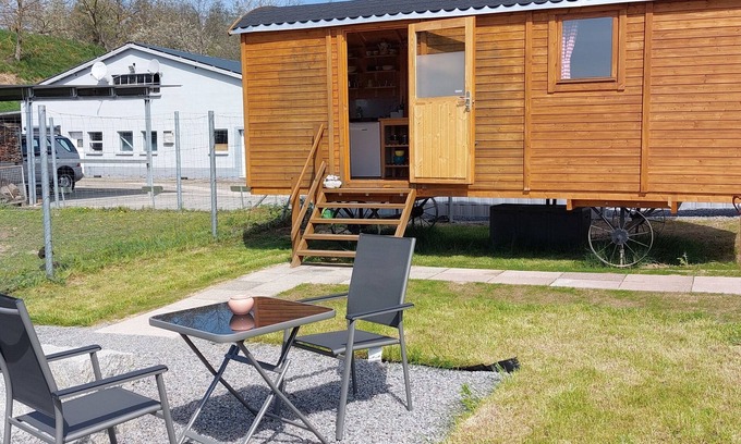Kleinbreitenbach House | Idyllic Bauwagen Retreat for Two in Peaceful Surroundings