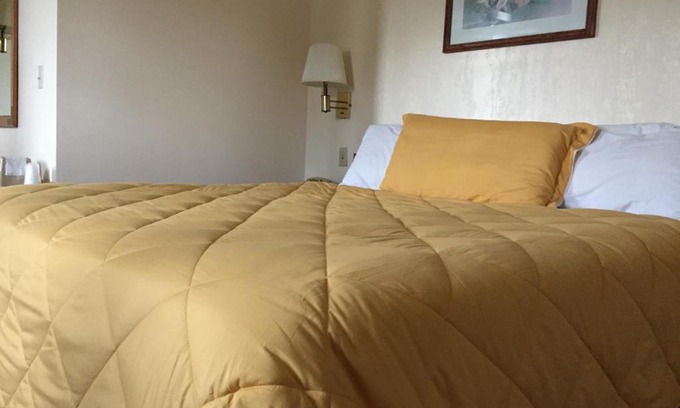 Baxter Springs Hotel | Budget-Friendly Baxter Inn with Family and Pet Amenities