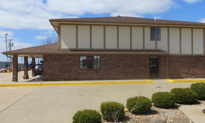 Baxter Springs Hotel | Budget-Friendly Baxter Inn with Spa and Breakfast Options