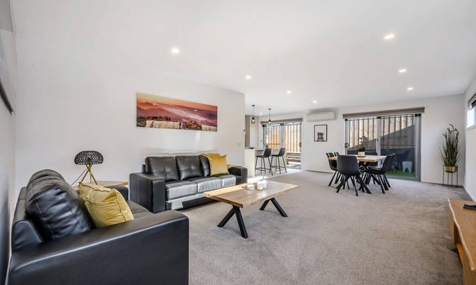 Blackmans Bay Villa | Modern 2 Bedroom Retreat Just 15 Minutes from CBD