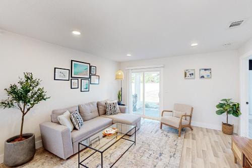 Bay Acres House | Bay Acres Bungalow - Pet and Child Friendly Retreat