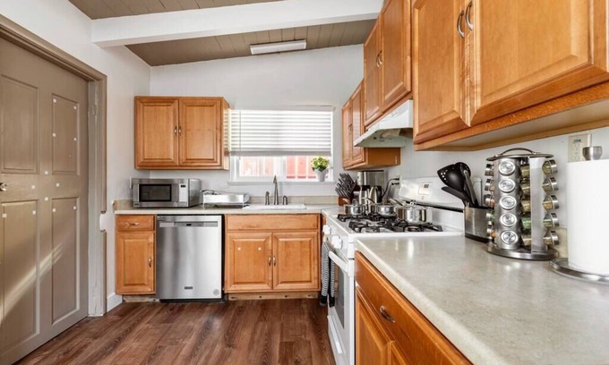 Tennyson - Alquire House | Gateway to SFO: Relax with Pool Table, BBQ & Spa