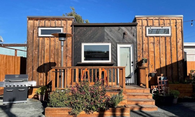 North and East House | Bay Area Tiny House Retreat: 10/10 Guest Reviews & Spa