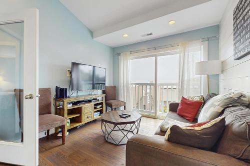 Ogunquit - Wells Apartment | Cozy Bay Breeze: Family-Friendly Retreat with Pool Access