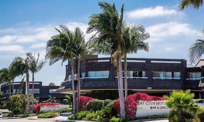 La Playa Hotel | Relax at Bay Club Hotel and Marina with Oceanfront Views