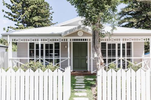 Patonga House | Relaxing Bay Cottage with Oceanfront Views and Pool