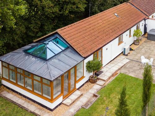 Boughton House | Elegant Bay Cottage: Family-Friendly Retreat with Hot Tub