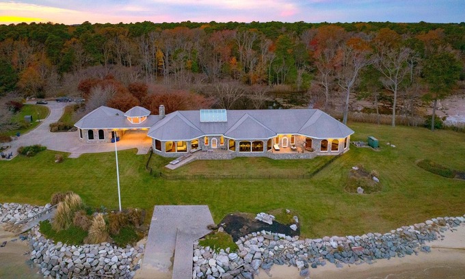 Dameron House | Experience Bay Estate by AvantStay: Waterfront Retreat Awaits