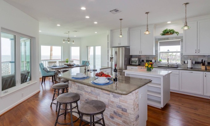 El Lago House | Unforgettable Bay Front Views & Fishing Pier Near NASA