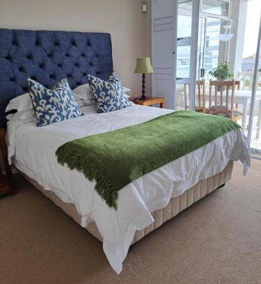 Gansbaai Apartment | Inviting Bay Haven: Beachfront Retreat with Ocean Views