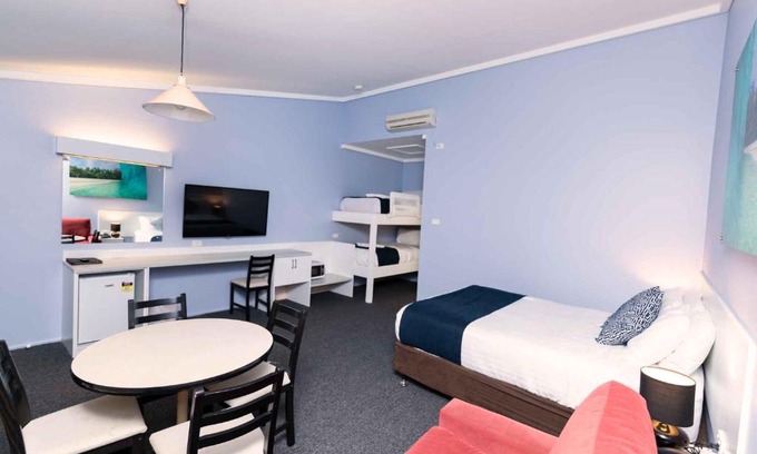 Bonnells Bay Hotel | Comfortable Bay Hotel Motel with Pool and Pet-Friendly Amenities