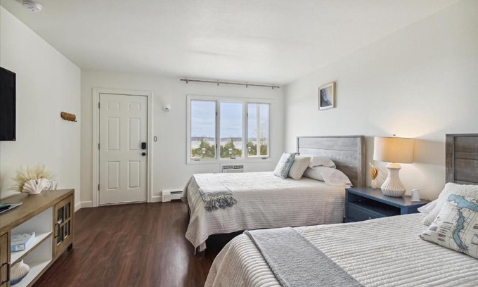Petoskey Hotel | Pet-Friendly Bay Inn Of Petoskey: Rated 8/10 for Families
