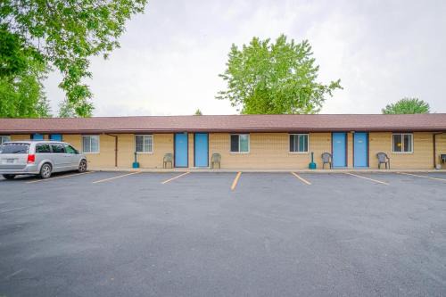 Bay City Hotel | Budget-Friendly Bay Motel by OYO with Hot Tub Access