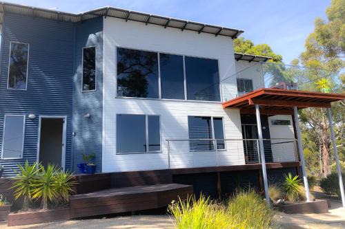 Binalong Bay House | Beachfront Bay of Fires Beach Shack with Ocean Views