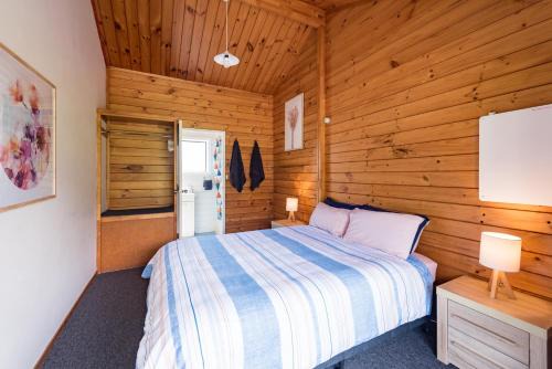 Paihia Cabin | Cozy Bay of Islands Lodge with Oceanfront Views & Hot Tub