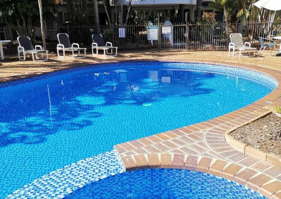 Elanora Hotel | Relax at Bay of Palms: Oceanfront Bliss with Pool & Spa