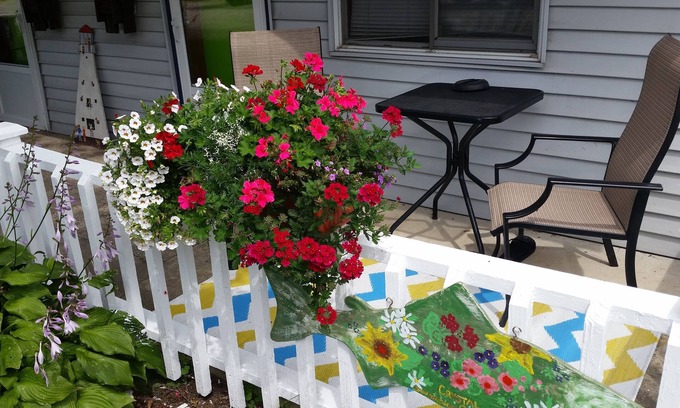 Frankfort Hotel | Charming Bay Port Lodging: Family-Friendly with Breakfast