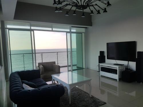 Taman Selera Apartment | Beachfront Bay Resort Condominium with Ocean View & Pool